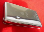 Zadní strana přehrávače iPod poškozená obalem Marware Sport Suit Sleeve for iPod 5G